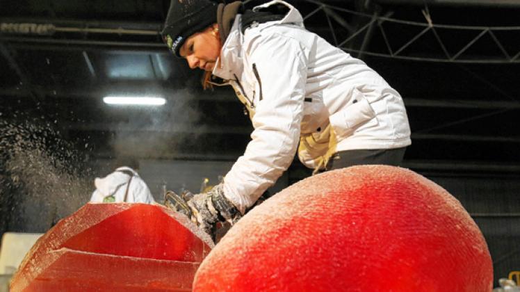 Erschafft Erdbeeren aus rotem Eis: Agnes Rudzite Kirillova aus Lettland gehört zu den Künstlern der 10. Eiszeit in Karls-Erlebnis-Dorf. dpa