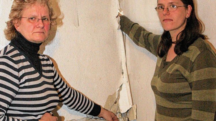 Kirstin Gaulke und Tochter können die Hände durch die Wand nach draußen ins Freie strecken. 