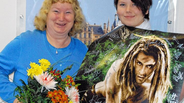  Helga Heidtmann (l.) nimmt ihren Gewinn entgegen: Tickets für das Musical Tarzan inklusive Soundtrack-CD und signiertem Plakat. Sabrina Jahnke  vom Verlagshaus gratuliert. mili