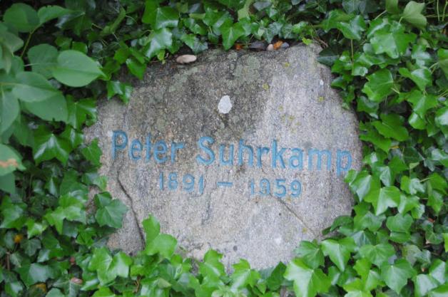 Der Verleger Peter Suhrkamp  ruht auf dem Friedhof von St. Severin.  