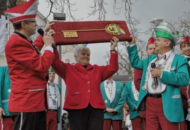 Machtwechsel, aber nur symbolisch: Bürgermeisterin Gudrun Stein gibt ihren Rathausschlüssel nicht wirklich ab. Machtwechsel, aber nur symbolisch: Bürgermeisterin Gudrun Stein gibt ihren Rathausschlüssel nicht wirklich ab.