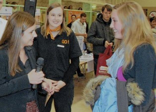 Glückliche Gewinnerin: Karima Glienewinkel (r.) konnte sich über Konzerttickets im Wert von 200 Euro freuen, die von "Prignitzer"-Geschäftsstellenleiterin Isabel Beckmann (l.) überreicht wurden. Glückliche Gewinnerin: Karima Glienewinkel (r.) konnte sich über Konzerttickets im Wert von 200 Euro freuen, die von "Prignitzer"-Geschäftsstellenleiterin Isabel Beckmann (l.) überreicht wurden.
