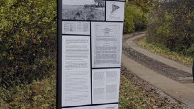 14 Stelen informieren den Besucher über die Geschichte der Grenze und die Menschenschicksale auf deutsch und englisch. 