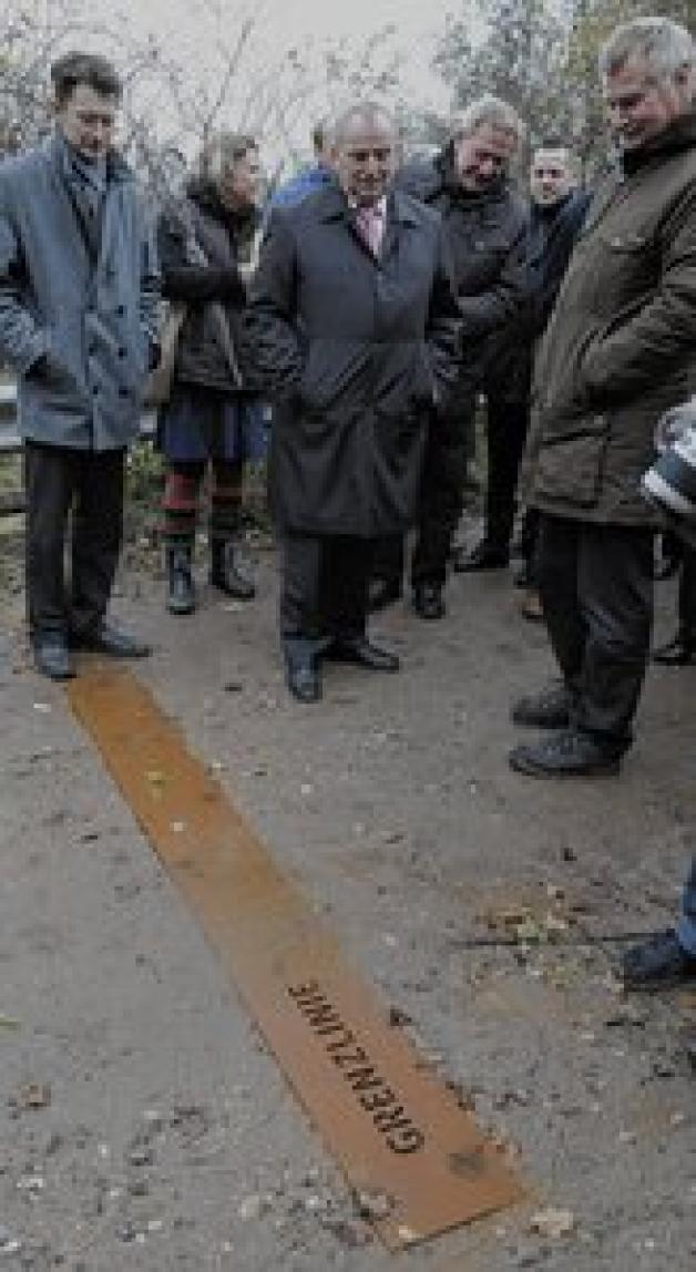 "Grenzgänger": Umweltminister Till Backhaus (M.) an der Grenzlinie an der Aalkiste bei Schlagsdorf. "Grenzgänger": Umweltminister Till Backhaus (M.) an der Grenzlinie an der Aalkiste bei Schlagsdorf.