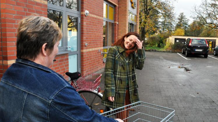 Ärztin Antje Hoge (r.) mit ihrer Patientin aus einem  Dorf bei Brüel vor einem Supermarkt in Sternberg. Früher bekam die Frau  Panik beim Einkaufen. Jetzt kann sie wieder ohne Angst durch den Supermarkt schlendern. Michael Beitien