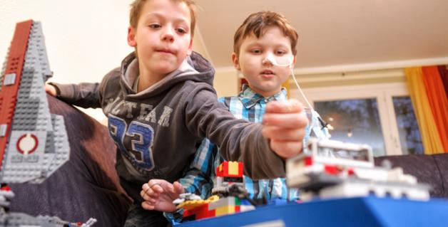 Daniel (11, r.) spiel Lego mit Freund Tobi (12, l.) Foto: Georg Scharnweber