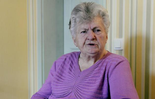 Christel Steffin wohnt seit einem Jahr in einer Pension. Nachdem ein Lkw in ihr Haus krachte ist es unbewohnbar. theo heimann/dapd Christel Steffin wohnt seit einem Jahr in einer Pension. Nachdem ein Lkw in ihr Haus krachte ist es unbewohnbar. theo heimann/dapd