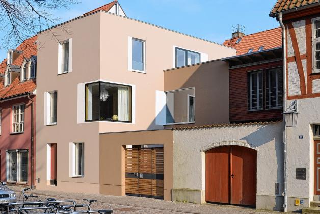 Landesbaupreis der Kategorie „Bausumme bis 500 000 Euro“: Neubau des Wohnhauses Papenstraße 11 in Stralsund Landesbaupreis der Kategorie „Bausumme bis 500 000 Euro“: Neubau des Wohnhauses Papenstraße 11 in Stralsund