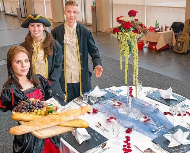 Der 2. Platz geht an Lisa Beckmann, Lisa Schmidt und Christoph Netack vom Hotel Best Western. Sie orientierten sich am Genussland Frankreich. Der 2. Platz geht an Lisa Beckmann, Lisa Schmidt und Christoph Netack vom Hotel Best Western. Sie orientierten sich am Genussland Frankreich.