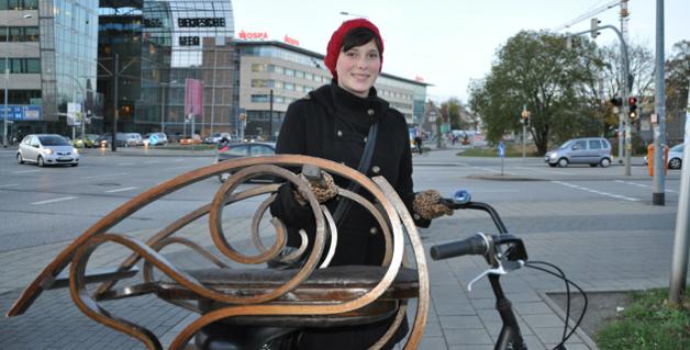 Schätze liegen auf der Straße: Wiebke Schmidt (22) entdeckt einen alten Schaukelstuhl auf einem Sperrmüllhaufen und restauriert ihn in Eigenregiecawe Schätze liegen auf der Straße: Wiebke Schmidt (22) entdeckt einen alten Schaukelstuhl auf einem Sperrmüllhaufen und restauriert ihn in Eigenregiecawe