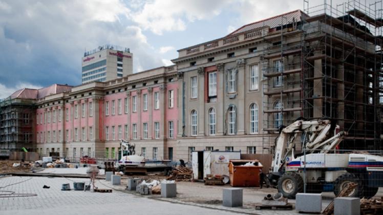 Die Arbeiten an der Sandsteinfassade des neuen Landtags gehen weiter. Warum  die  Sächsischen Sandsteinwerke aus Pirna insolvent gegangen sind, darüber wird nun gestritten. %_sport-fett_%bernd settnik/dpa%__sport-fett_%