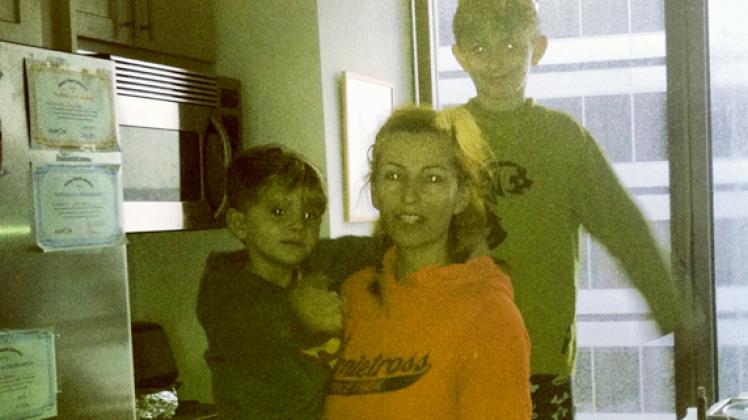 Die gebürtige Rostockerin Susi Lux in der Küche ihrer Wohnung in New York mit ihren Söhnen Oscar (7 Jahre) und Lux (5) kurz nachdem Hurricane "Sandy" abgezogen war. 