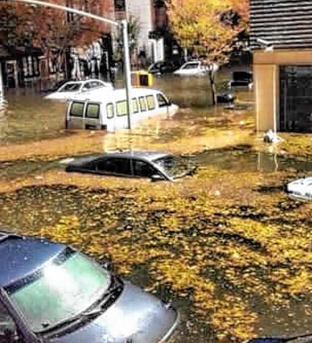 Ausmaß der Katastrophe nach dem Hiurrikan „Sandy“. Zerstörte Häuser und Wohnungen, verwüstete Läden sowie teilweise bis ans Dach im Schlamm steckende Autos prägen das Bild der ganzen Stadt. (3)