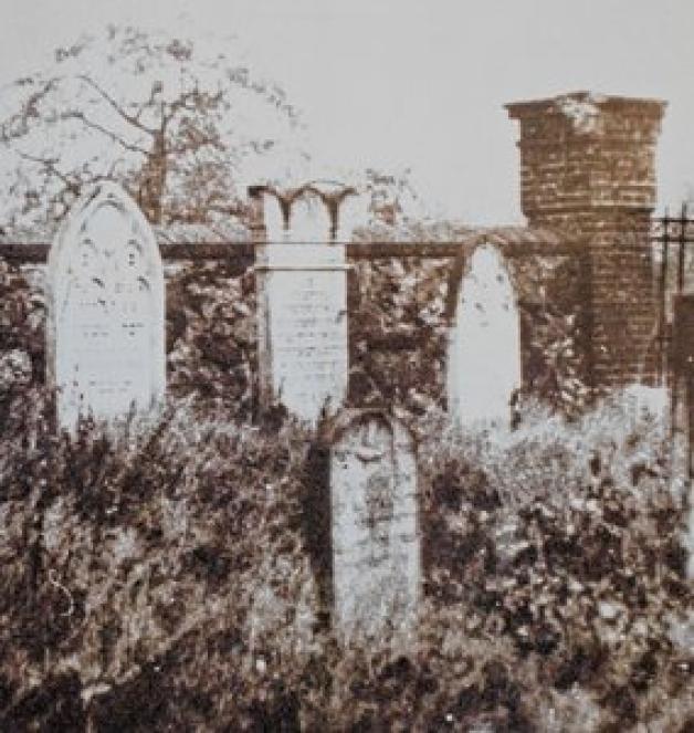 Ansicht des jüdischen Friedhofes im Jahre 1949 mit Mauer...