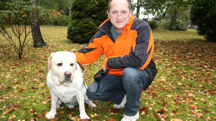Seine täglichen Gassi-Runden hat Labrador Finn seit   zwei Jahren bei  Tiersitter Olaf Kelm gebucht.Michaela Kleinsorge