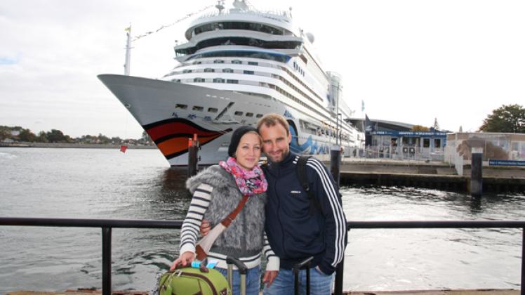 Zum letzten Mal in diesem Jahr startet die „Aidablu“ vom Warnemünder Passagierkai Richtung Skandinavien. Sandra Kröger und Benjamin Binne freuen sich, als Passagiere dabei zu sein. Foto: Michaela Kleinsorge