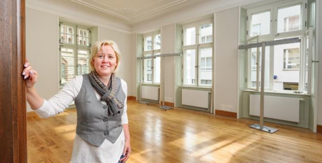 Auf ihr neues Büro im Rathausanbau freut sich Andrea Schmidt. Bislang saß die Sachbearbeiterin der Einbürgerungsbehörde im Container hinter dem Rathaus. Georg Scharnweber Auf ihr neues Büro im Rathausanbau freut sich Andrea Schmidt. Bislang saß die Sachbearbeiterin der Einbürgerungsbehörde im Container hinter dem Rathaus. Georg Scharnweber