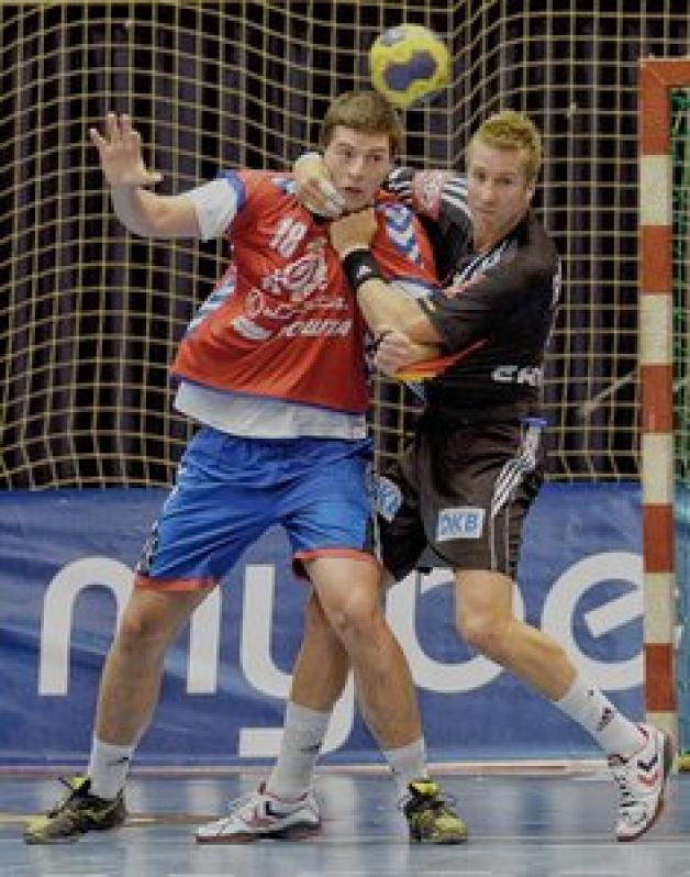 "Liebevoll" kümmerte sich Oliver Roggisch gestern in Rostock beim deutschen 32:23-Sieg um den Serben Mijajilo Marsenic. "Liebevoll" kümmerte sich Oliver Roggisch gestern in Rostock beim deutschen 32:23-Sieg um den Serben Mijajilo Marsenic.