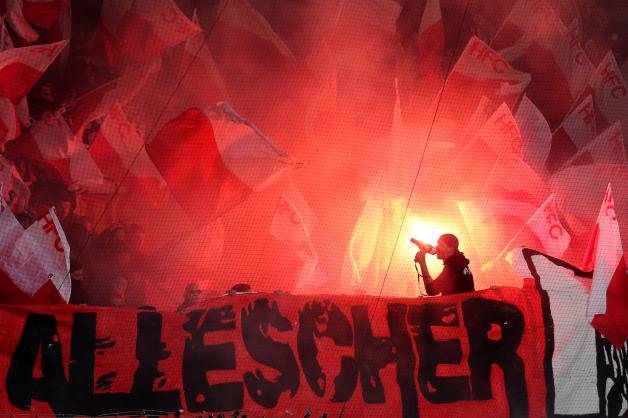 Im Fanblock des Halleschen FC wird Pyrotechnik abgebrannt. Foto: Bernd Wüstneck dpa