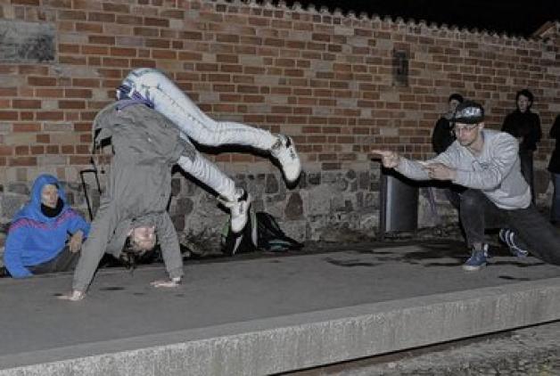 Akrobatische Einlagen führt die Gruppe Tanzland an der Stadtmauer vor. Die Jugendlichen haben mehrere Monate geübt, um ihre waghalsigen Schritte perfekt zu beherrschen. cmil