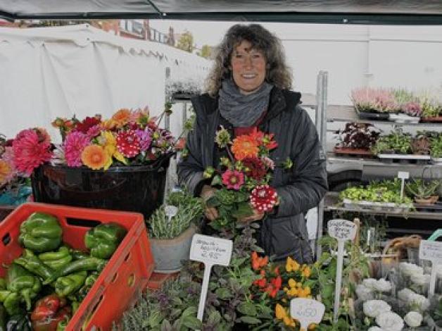 Herbstliche Impressionen: Auf dem Wochenmarkt verkauft Birgit Damaschke Dahlien, Kürbisse und  Herbstdekoration.