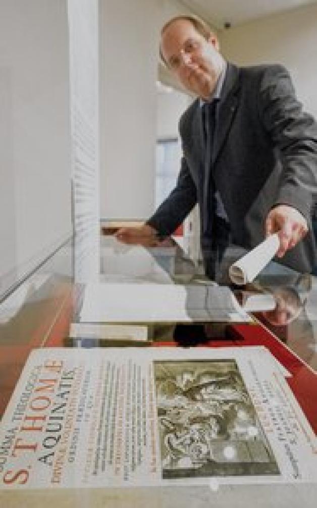 Dr. Steffen Stuth ist  stolz darauf,  den Ausstellungsbesuchern jahrhundertealte Bücher zu präsentieren.