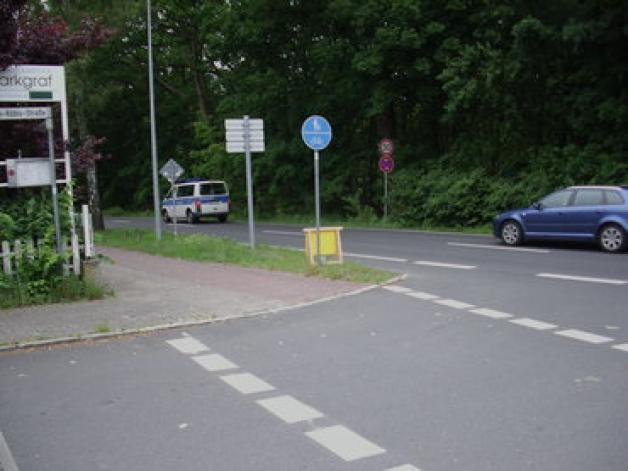 Hier an der Albin-Köbis-Straße werden Radler und Fußgänger von Autofahrern leicht übersehen.