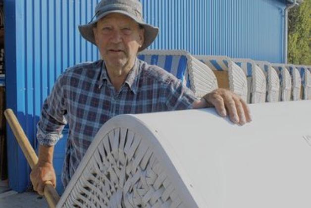 Ist versiert beim Transport und den Reparaturen von Strandkörben: Lothar Knooke, der 50 Strandkörbe betreut. Ein Job, der schwer ist und von dem es sich über das ganze Jahr gesehen auch nicht so leicht leben lässt. mapp