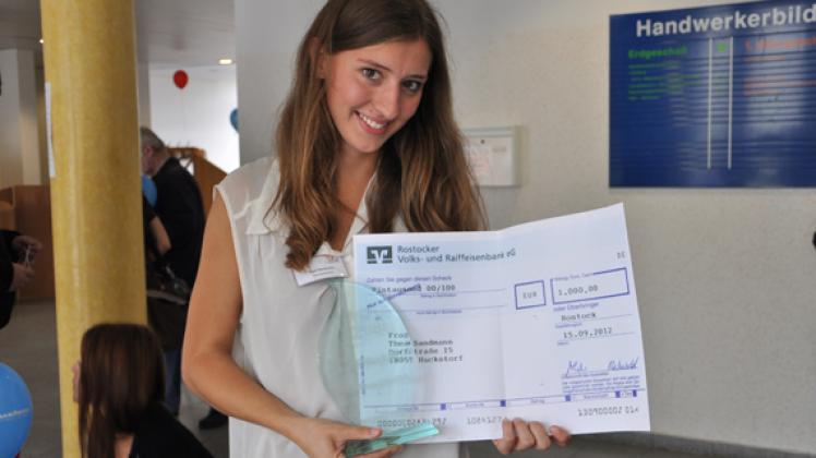 Stolze Siegerin: Thea Sandmann freut sich über ihren Scheck in Höhe von 1000 Euro.