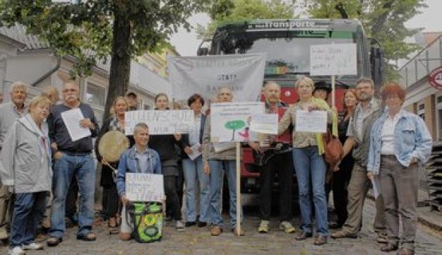 Warnemünder und Mitglieder der Bürgerinitiative Rostocker Frühling wollen die Bäume in der Anastasiastraße erhalten. mapp Warnemünder und Mitglieder der Bürgerinitiative Rostocker Frühling wollen die Bäume in der Anastasiastraße erhalten. mapp