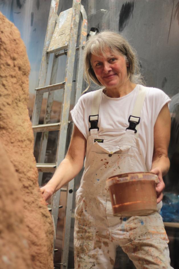 Illusion der australischen Steppe: Ina Wilken gestaltet das neue Gehege für die Kurzschnabeligel. Dana Bethkenhagen