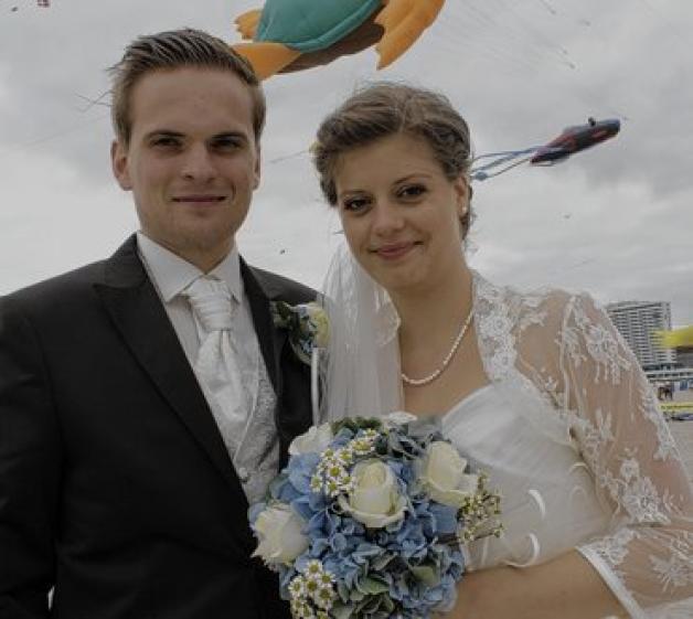 Hochzeitsfotos vor der Kulisse des Drachenfestes: "Wir fanden diese Idee schön", sagt Markus Wiesenberg, der am Sonnabend seine Rahel geheiratet hat.