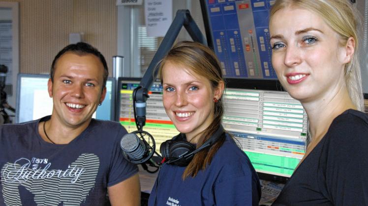 Von der Zeitung zum Radio: NNN-Volontärin Dana Bethkenhagen (Mitte) im Ostseewelle-Studio mit den Moderatoren der Morning-Show Uwe Worlitzer und Andrea Sparmann. 