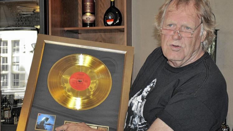 Johnny Cashs goldene Schallplatte für "At San Quentin" bekam Gunter Gabriel zum 70. Geburtstag geschenkt. mkro