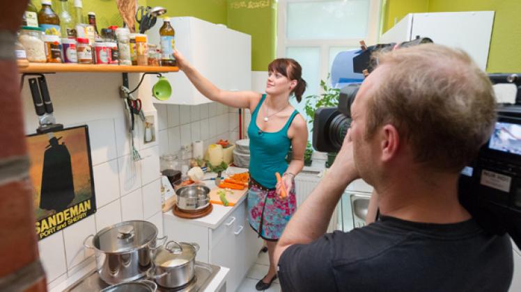Kamera ab: Linda Wulf wirbelt für das "Perfekte Dinner" - das Team um Kameramann Florian Baurmann macht ihre Küche zum Studio.georg scharnweber