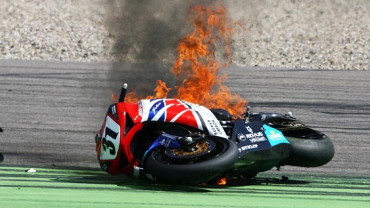 Nach diesem Brand der Honda von Karl Muggeridge musste der erste Superbike-Lauf in Assen abgebrochen werden. Foto: Nico Schneider