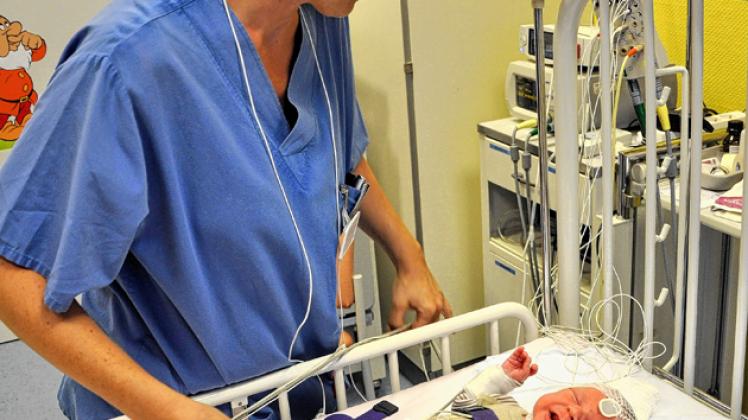 Vor dem Schlafengehen werden Sensoren am Körper des Säuglings angebracht. Schwester Sabine Herzog überwacht Luca Thomas. michaela Krohn