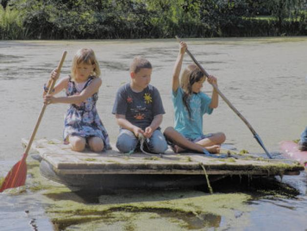 Floßfahrt durch die Entengrütze: Greta-Marie, Fabian und Jolina paddeln über den Teich. Fotos: Karin Koslik Floßfahrt durch die Entengrütze: Greta-Marie, Fabian und Jolina paddeln über den Teich. Fotos: Karin Koslik