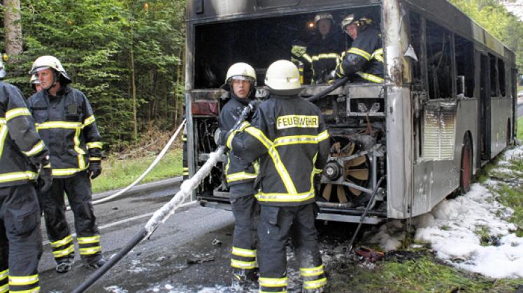 Auch der schnelle Einsatz der Feuerwehr konnte den Totalverlust des Busses nicht verhindern.Michael-Günther Bölsche