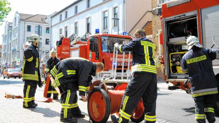Die Ausgaben für die Berufsfeuerwehr sind um eine Million höher als die Einnahmen. Warum das so ist, verrät die Stadt nicht, kritisiert das Innenministerium. kawi