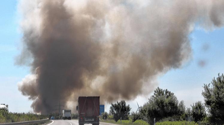 Autofahrer in Angst: Weil der Acker neben der Autobahn brannte, zogen gestern Mittag riesige Rauchwolken über die Fahrbahnen der A 19.dabe