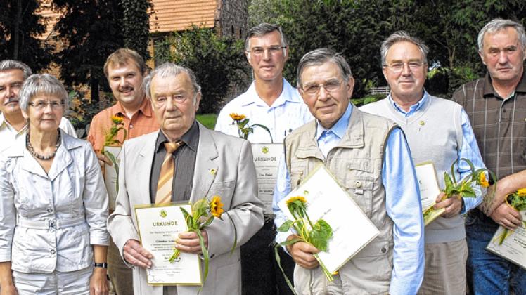 Bei der Jubiläumsfeier ehrte Margret Peters als stellvertretende Vorsitzende des Landesverbandes verdienstvolle Imker: Siegfried Münch, Reinhard Bartel, Steffen Giesen, Uwe Polak, Reinhard Neumann, Walter Benge, Alfred Rohrbeck (v.l.)Horst Kamke