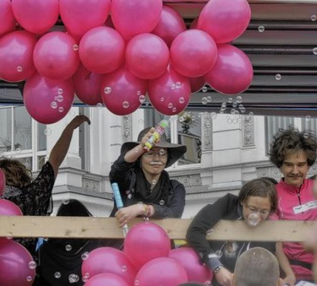 Farbenfroh und ausgelassen feiern Teilnehmer des Christopher Street Days mit Passanten. So machen sie auf ihre Botschaft aufmerksam. Julia Ulbrich Farbenfroh und ausgelassen feiern Teilnehmer des Christopher Street Days mit Passanten. So machen sie auf ihre Botschaft aufmerksam. Julia Ulbrich