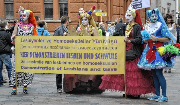 Führen die Demo an: Die Schwestern der perpetuellen Indulgenz präsentieren sich in bunten Kostümen. Ihr Verein agiert weltweit für die Gleichberechtigung Homosexueller.