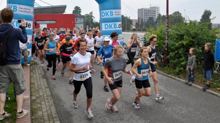 Insgesamt 300 Starterinnen gingen beim 10. Rostocker Frauenlauf  auf die drei Lauf- und Walkingdistanzen durch den Barnstorfer Wald. Oliver Kramer