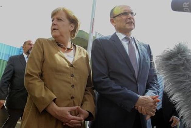 Haben weitere Finanzhilfen gestoppt: Kanzlerin Angela Merkel und Ministerpräsident Erwin Sellering antworten auf Fragen von Journalisten.dpa