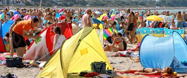 Dicht an dicht: Der Strand in Warnemünde bietet trotz Mega-Andrang jedem ein bisschen Platz.Michaela Kleinsorge