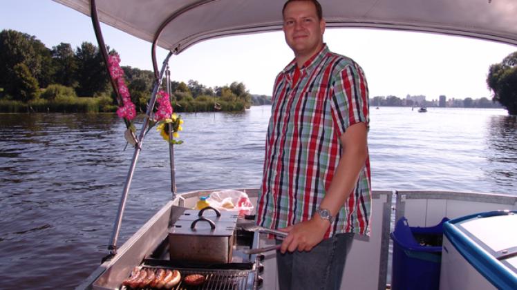 Seit vier Jahren ist Steven Götze mit seinem schwimmenden Bratwurststand auf den Potsdamer Seen unterwegs. Dort versorgt er Hobbykapitäne und Wasserratten. Benjamin Lassiwe