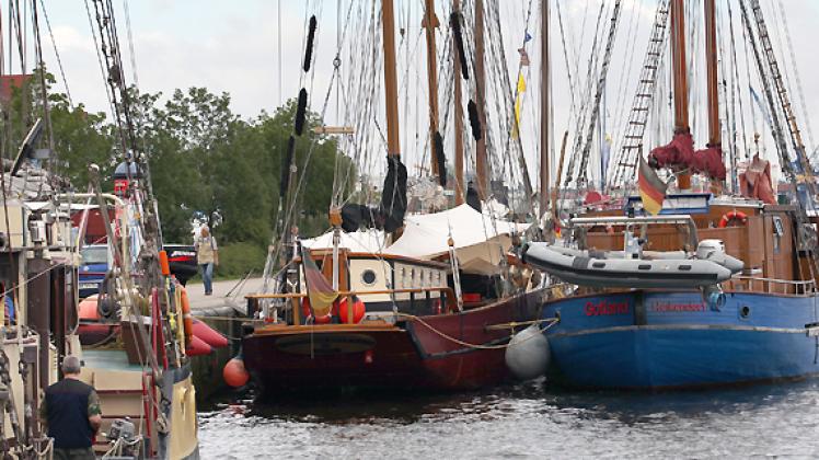 Im Stadthafen von Rostock liegen am Montag die ersten Gäste der Hanse Sail. Foto: dpa 