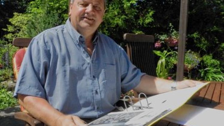 Dieter Spielmann blättert in "seinem Leben", in Erinnerungen an das Kinder- und Jugenddorf Sigrön, das er 29 Jahre lang leitete.
